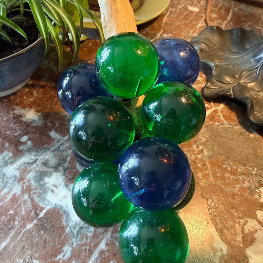 Vintage Mid Century Lucite Grape Cluster - Picture 5 of 6